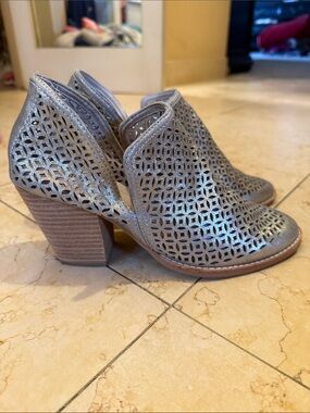 Jeffrey Campbell Metallic gold Laser-Cut Peep-Toe Block Heel Booties s.8